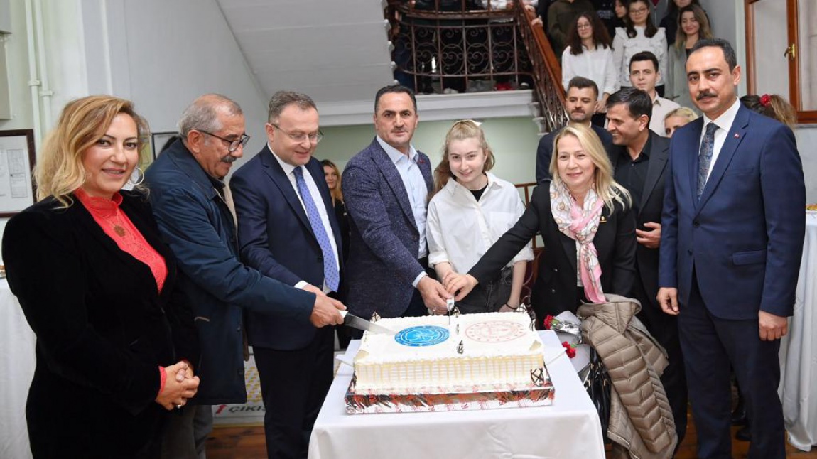 Beyoğlu İlçe Milli Eğitim Müdürlüğü 24 Kasım Öğretmenler Günü Kutlama Programını okulumuzda gerçekleştirdik.