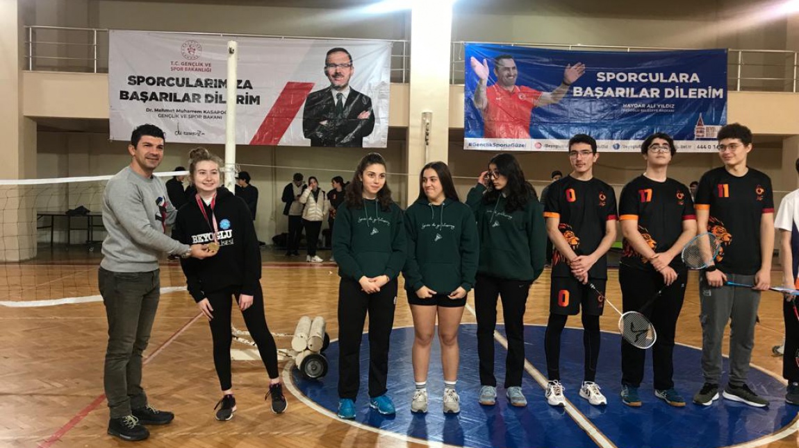 Öğrencimiz Nisa Beliz YILMAZ Okul Sporları Badminton Turnuvasında İlçe 1'incisi.
