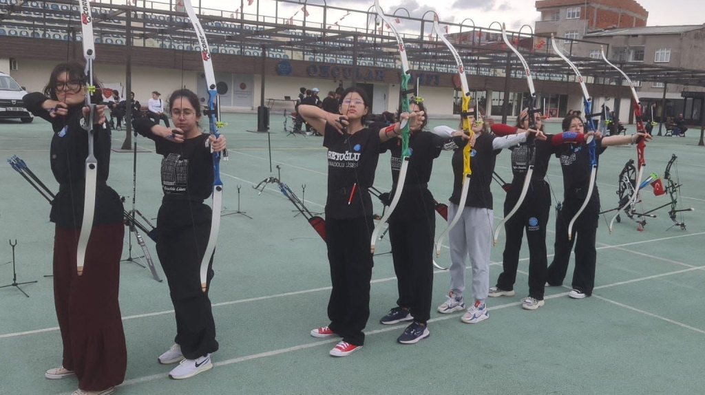 Okçuluk Takımımız Beyoğlu Liseler Arası Okçuluk Turnuvasında İlçe Birincisi.